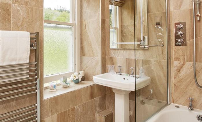 Classic double Rose bathroom